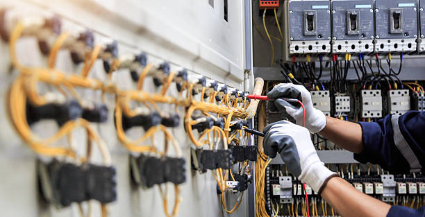 Professional Electrician technician working in Santa Clara, OR